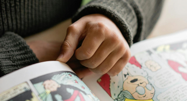 enfant lisant une bande dessinee